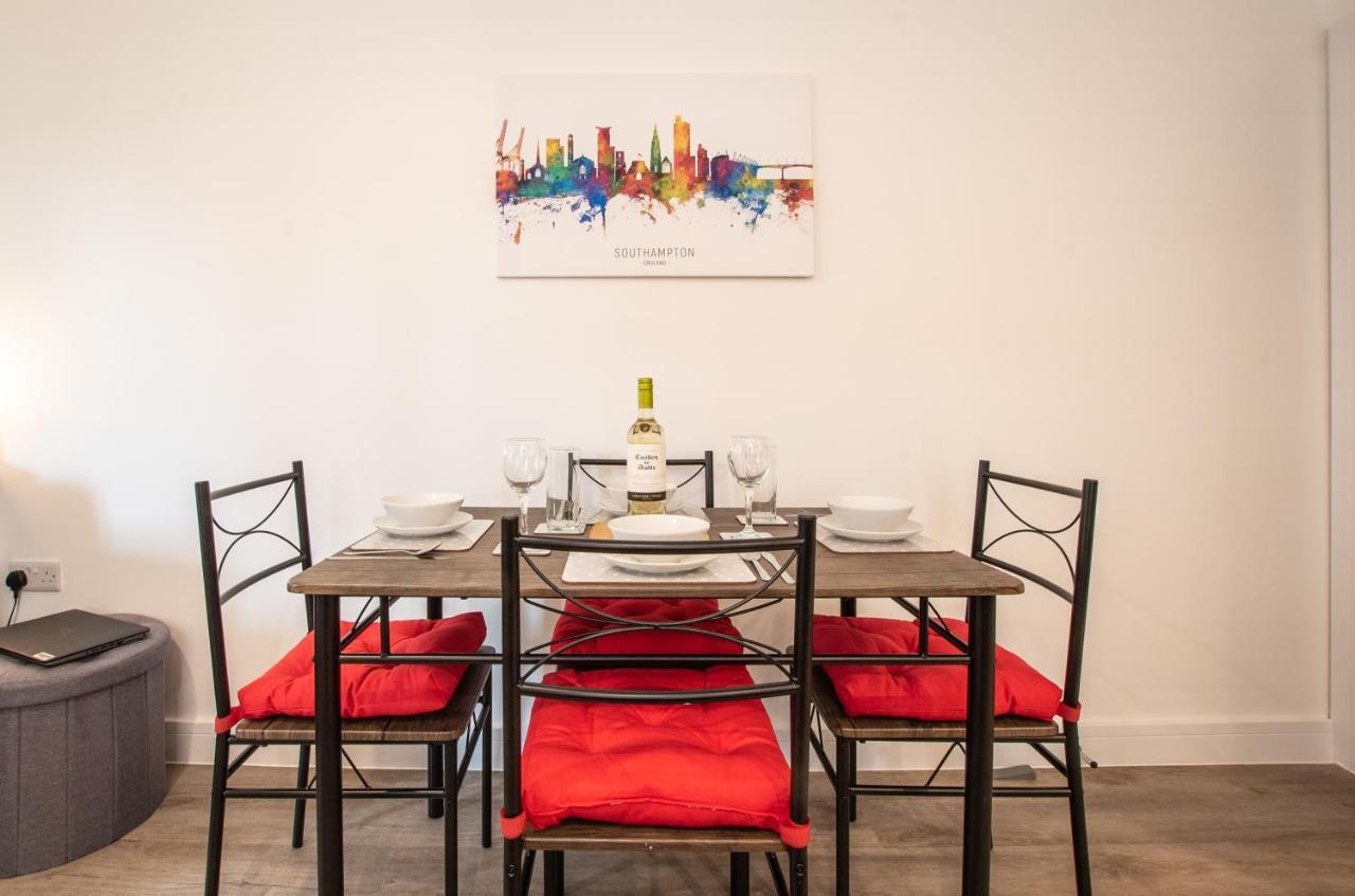 Welcome 4 Business Or Pleasure! Super Central Southampton 'City Vibes' # Stylish Apartment With Outdoor Courtyard! 1-4 Guests Book Your City Break Or Pre-Cruise Stay! Close To Mayflower Theatre, Universities, Cruise Terminals, Hospitals & Shops! Exterior foto